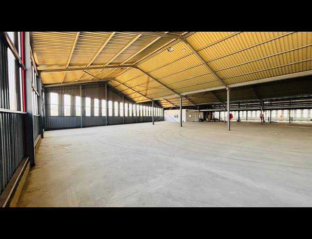 3,740M² WAREHOUSE TO LET IN CHAMDOR